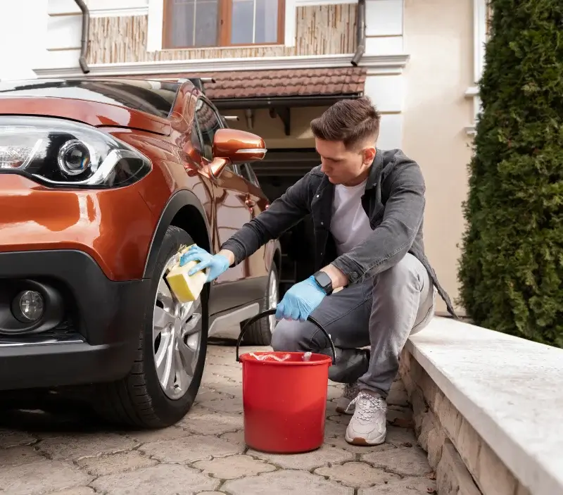 Lavage auto à domicile Usson-du-Poitou : professionnel intervenant sur un véhicule